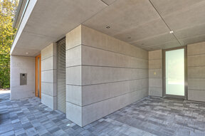 Ein Eingangsportal und Carport mit imi-beton Fassade verkleidet