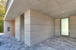  Ein Eingangsportal und Carport mit imi-beton Fassade verkleidet