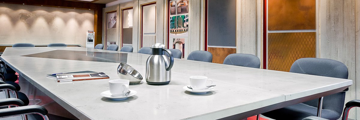 Ein Tisch mit imi-plus Glattschalung grau