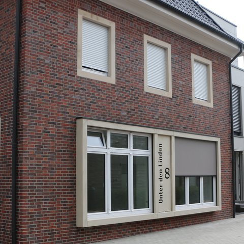 Fensterrahmen in Sandsteinoptik