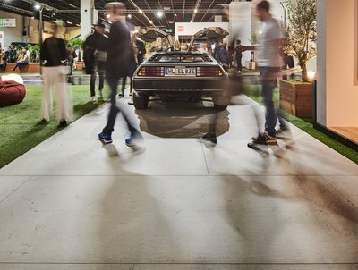 imi-beton Matte vintage standard auf dem Boden in einer Messehalle verlegt