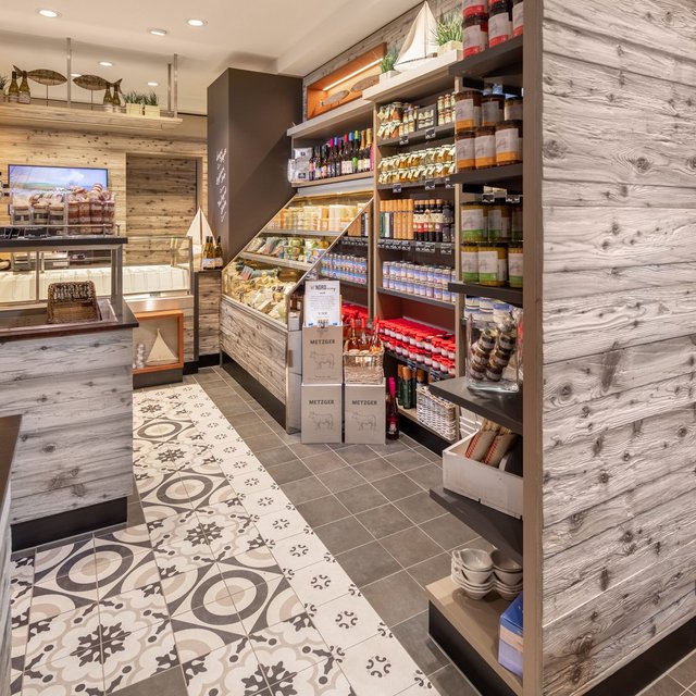 verschiedene Elemente aus imi-rost glatt und altholz grau gehackt