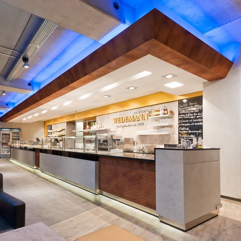 imi-beton Glattschalung grau und imi-rost im Ladenbau/Gastronomie 