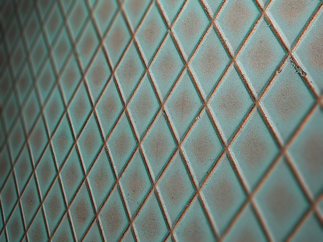 Nahaufnahme des Dekors 747 Kupfer Raute mit Grünspan