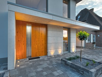 Ein Eingangsportal und Carport mit imi-beton Fassade verkleidet
