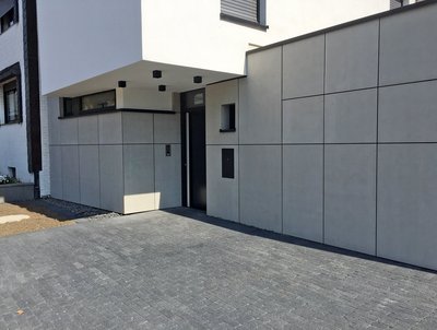 Ein Haus mit imi-beton Fassadenpaneel vintage Verkleidung
