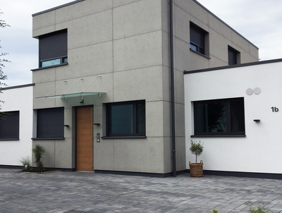 Ein Haus mit imi-beton Fassade vintage verkleidet