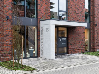 Ein Eingangsportal aus imi-Fassade vintage inklusive Einpressung