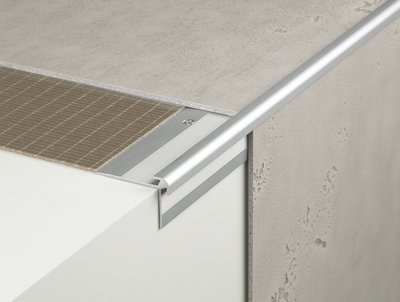 Seitenansicht der imi-beton Matte mit einer Außenecke und Trittschalldämmatte