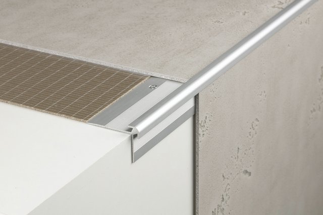 Seitenansicht der imi-beton Matte mit einer Außenecke und Trittschalldämmatte