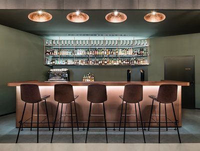 imi-metal Kupfer in einer Bar verbaut als Thekenverkleidung
