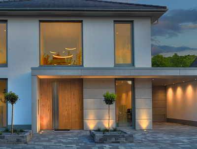 Ein Eingangsportal und Carport mit imi-beton Fassade verkleidet