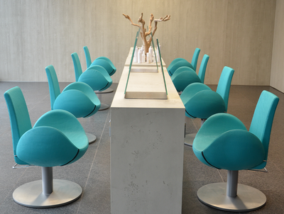 imi-beton Brettschalung als Wandverkleidung und ein Tisch aus Glattschahlung grau