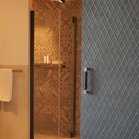 Tür aus imi-metal Stahl-Raute in einem Hotel 