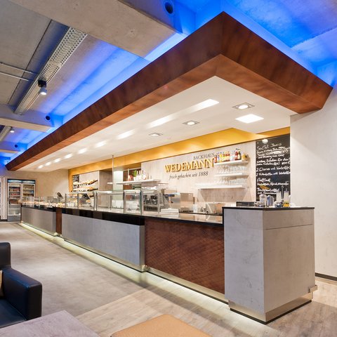 imi-beton Glattschalung grau und imi-rost im Ladenbau/Gastronomie 