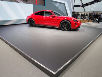 Eine Ausstellungsfläche von Porsche in imi-beton Glattschalung anthrazit