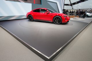 Eine Ausstellungsfläche von Porsche in imi-beton Glattschalung anthrazit