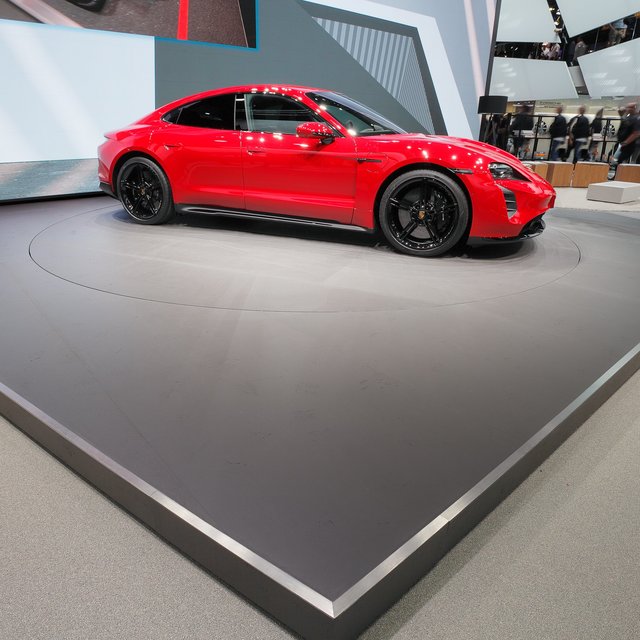 Eine Ausstellungsfläche von Porsche in imi-beton Glattschalung anthrazit