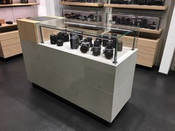 #imi #imibeton #imi-beton #imisurfacedesign #glattschalung grau #betonoptik #ladenbau #podeste #wand #wandverkleidung #leica store hamburg #MEISTER CAMERA Hamburg