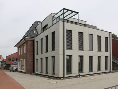 Ein Haus mit imi-beton Fassadenpaneel vintage Verkleidung