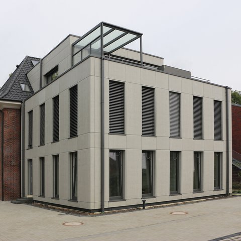 Ein Haus mit imi-beton Fassadenpaneel vintage Verkleidung