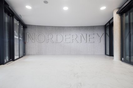 Eingangshalle von Frisia mit Norderney Schriftzug aus imi-beton vintage standard