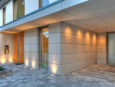 Ein Eingangsportal und Carport mit imi-beton Fassade verkleidet
