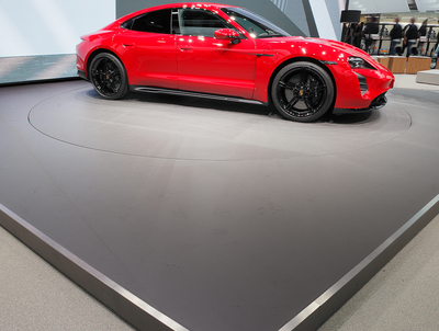 Eine Ausstellungsfläche in imi-beton Glattschalung anthrazit