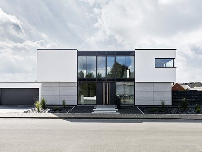Ein Haus mit imi-beton Fassadenpaneel vintage Verkleidung