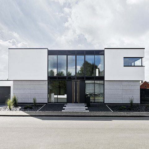 Ein Haus mit imi-beton Fassadenpaneel vintage Verkleidung