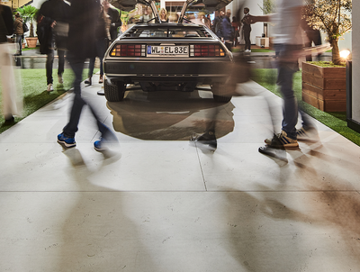 imi-beton Matte vintage standard auf dem Boden in einer Messehalle verlegt